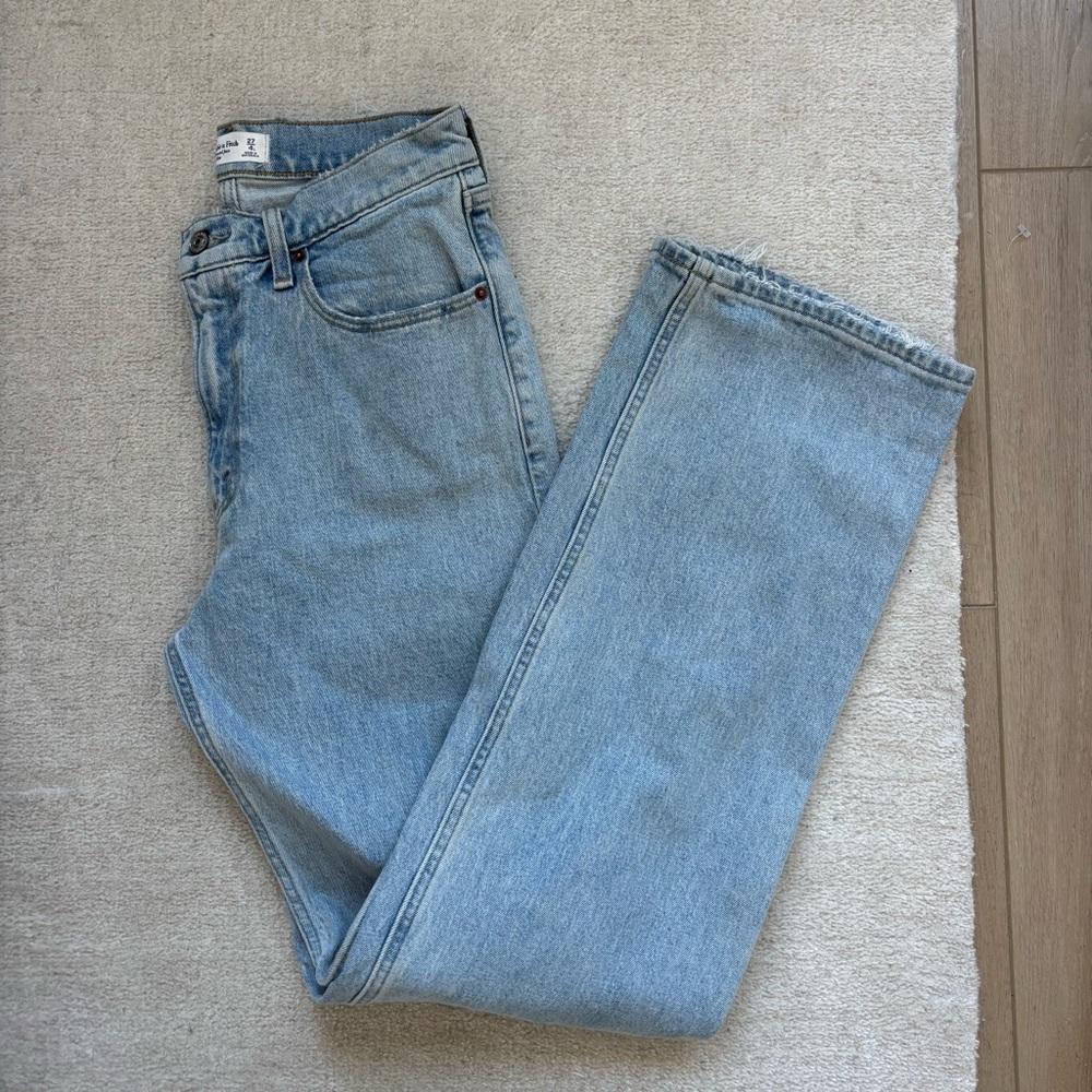 Abercrombie High Rise 90s Relaxed Jean light wash 27LONG